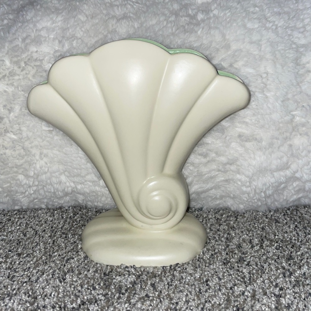 Vintage Red Wing Shell Vase.